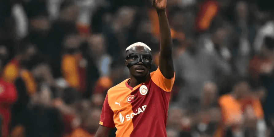 برشلونة يحدد أوسيمين هدفاً رئيسياً لخلافة ليفاندوفسكي في مركز الهجوم