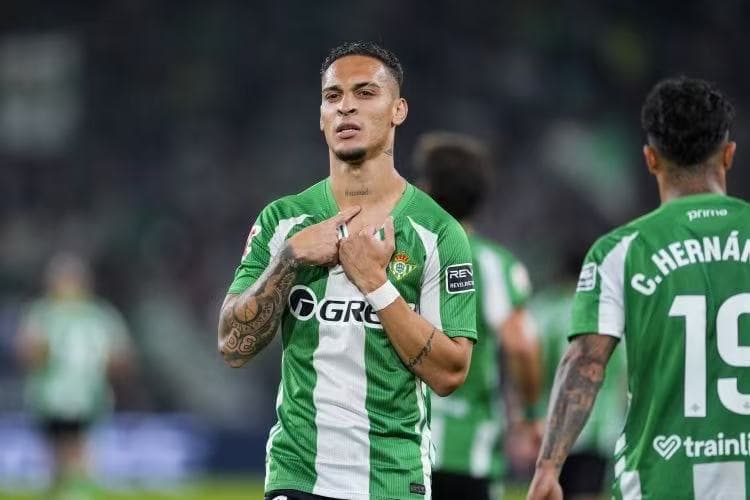 بيتيس يتقدم بطلب تأجيل عقوبة أنطوني.. أملاً في مشاركته بديربي إشبيلية