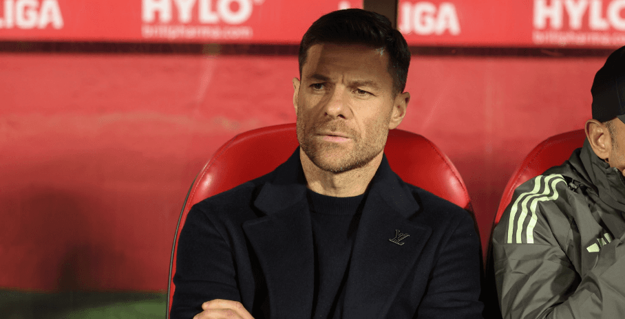 ألونسو: البطاقة الحمراء لكاريراس مثيرة للجدل بشدة - وكأن الحكم استهدفه عمداً، ولا نقبل القرار