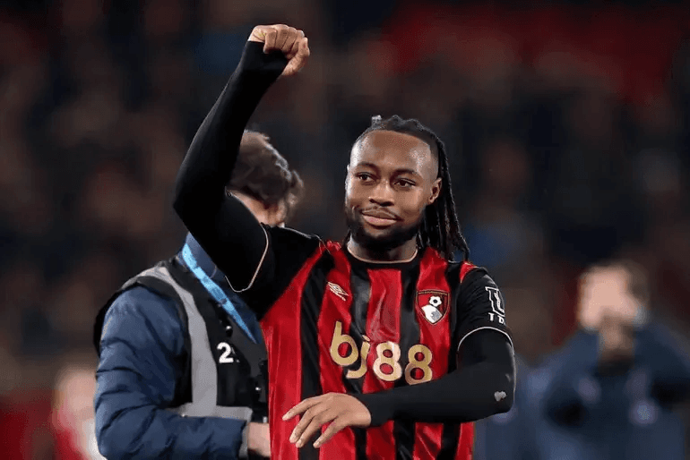 مانشستر سيتي يدفع 62.5 مليون جنيه رسم ثابت بالإضافة إلى 1.5 مليون جنيه حوافز مقابل سيمينيو، مع شرط بيع مستقبلي بنسبة 10%