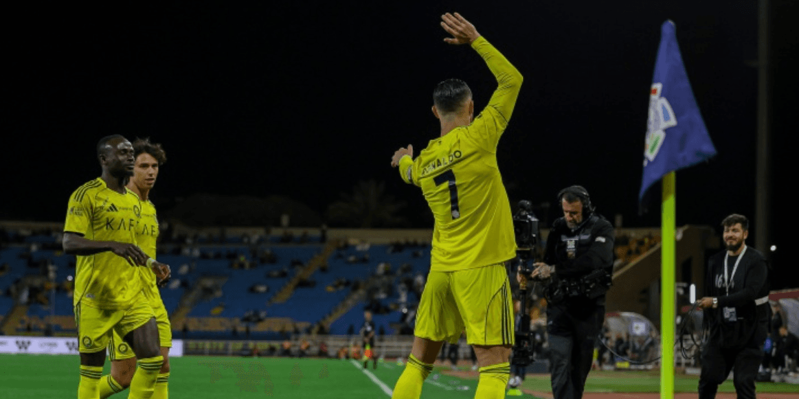 احتفال كريستيانو رونالدو بالباسكتبول: الإعلام البرتغالي والسعودي يقدمان تفسيرات مختلفة للإيماءة