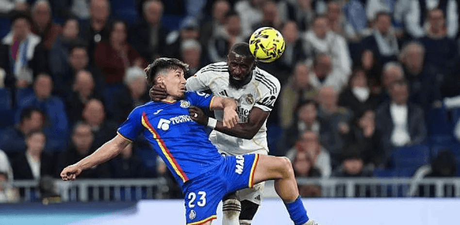 جدل VAR! ركبة روديغر إلى وجه الخصم تهرب من العقاب – الحكام يتغاضون عنها كحركة غير مقصودة في هزيمة ريال مدريد المفاجئة!