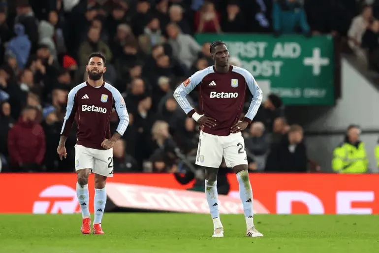 صدمة خسارة 94 مليون يورو! أزمة عجز أستون فيلا البالغ 290 مليون جنيه إسترليني على مدى 3 سنوات – مجبرون على بيع نجوم الفريق الأول وسط فوضى مخالفة قواعد اليويفا وPSR!