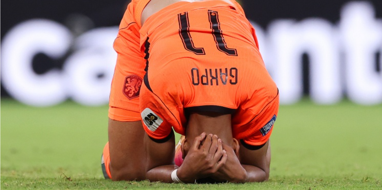 غاكبو ينهار بالبكاء بعد تسجيله الهدف ويهديه إلى طفله الذي لم يولد بعد والذي توفي أثناء الحمل