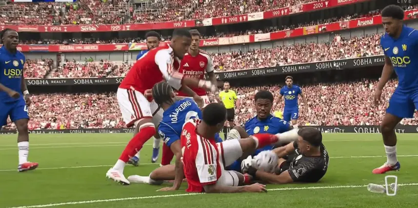 واين روني عن ركلة غابرييل إلى رأس إيميليانو مارتينيز: كان محظوظًا للغاية بعدم طرده
