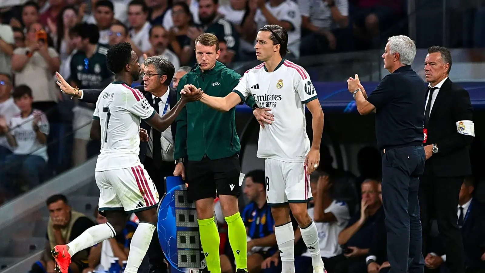 تفعيل قاعدة جديدة: فينيسيوس استغرق أكثر من 10 ثوانٍ لمغادرة الملعب، ليُبقي ريال مدريد بعشرة لاعبين خلال الدقيقتين الأخيرتين