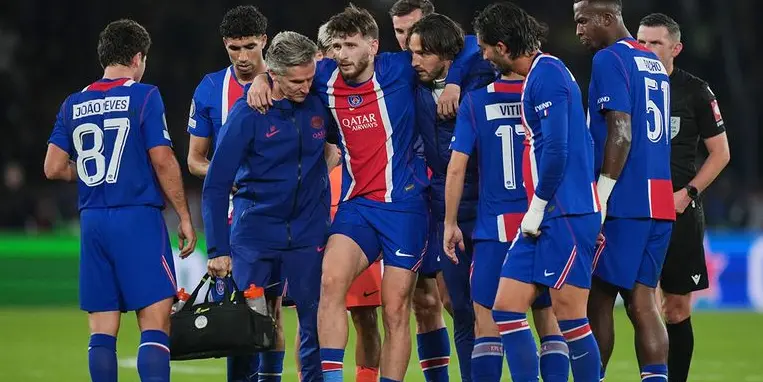 Ditandu Keluar akibat Cedera pada Babak Kedua: Kubu Kvaratskhelia Khawatir Ligamen Krusiatumnya Robek