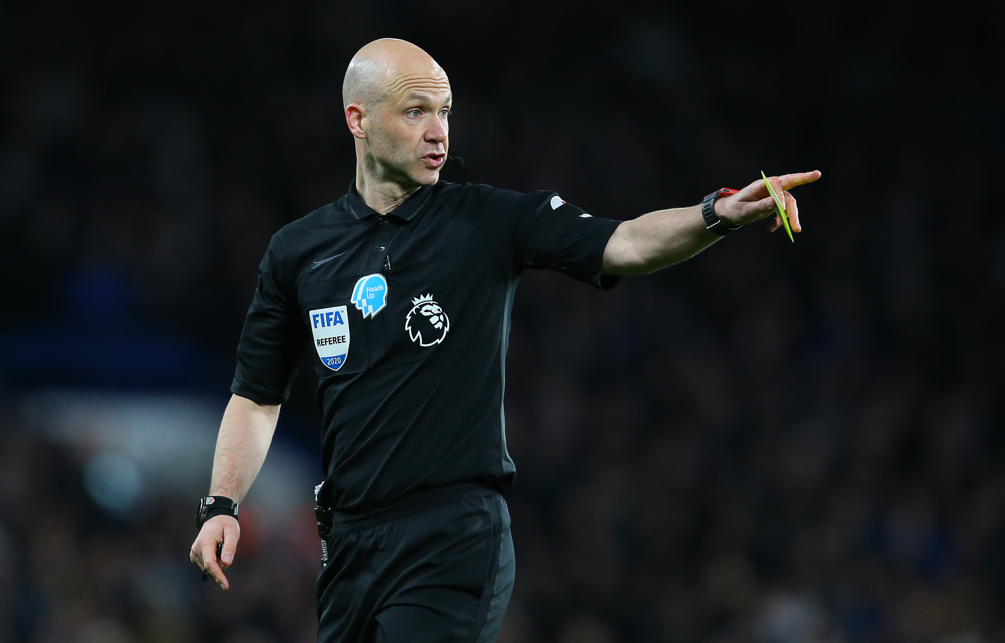 أنتوني تايلور: حوصر من قبل مشجعي روما بعد نهائي الدوري الأوروبي ٢٠٢٣ وفكر في اعتزال التحكيم